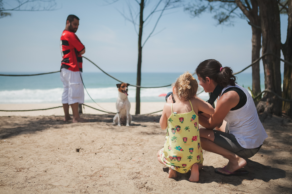 ensaio_fotografico_gestante_praia_reserva_no_rio_de_janeiro_making_of_fotografa_ensinando_crianca_a_fotografar_em_acao_por_tras_das_cameras