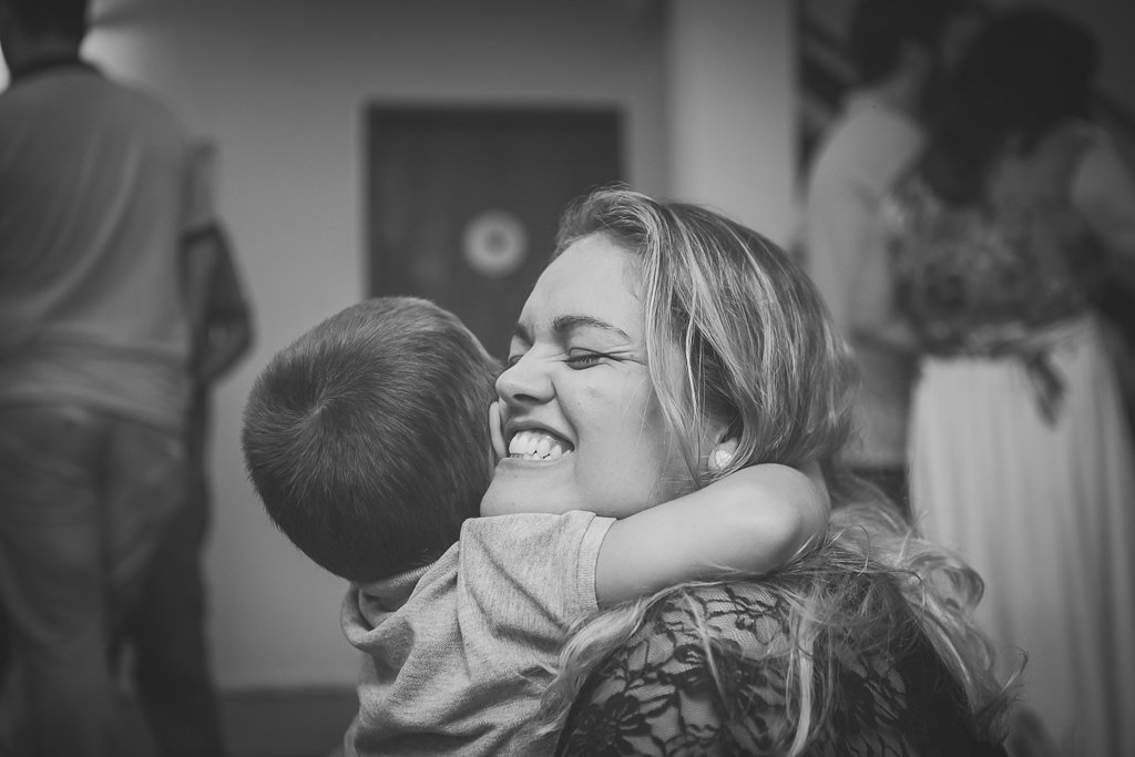 fotografia_festa_infantil_abraco_sincero_de_crianca_fotografa_feliz_carinho_amor