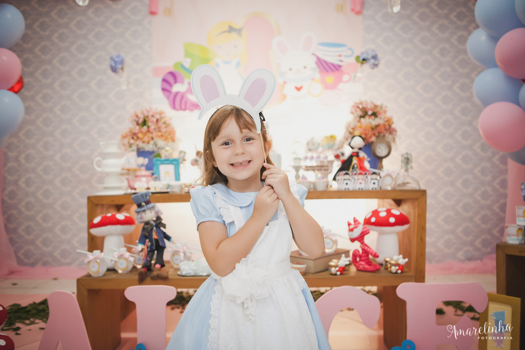 fotografia_festa_infantil_tema_alice_no_pais_das_maravilhas_na_casa_de_festas_kidsland_em_laranjeiras_rio_de_janeiro-7